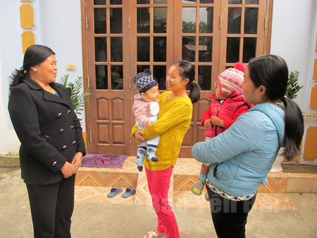 Chị Hoàng Thị Bằng tuyên truyền về kiến thức chăm sóc trẻ cho chị em phụ nữ.